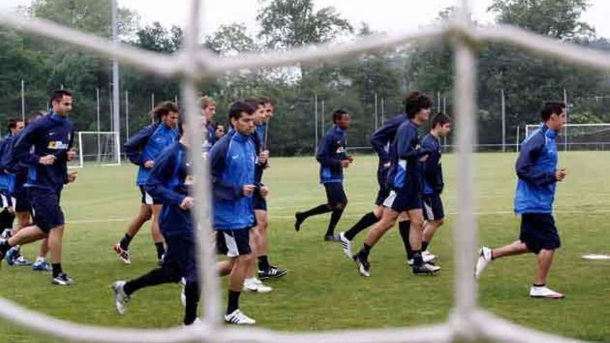 La plantilla oviedista, corriendo durante el entrenamiento de ayer en El Requexón.