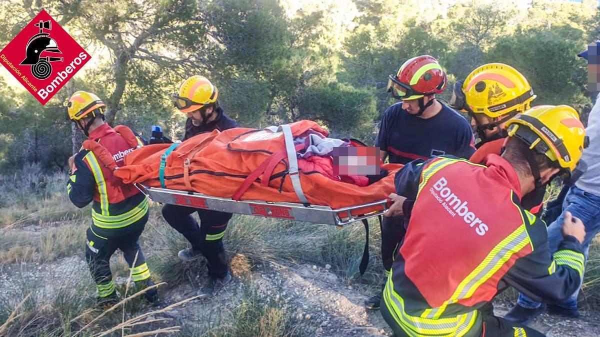 Momento del traslado de la senderista en una camilla especial de rescate en alta montaña