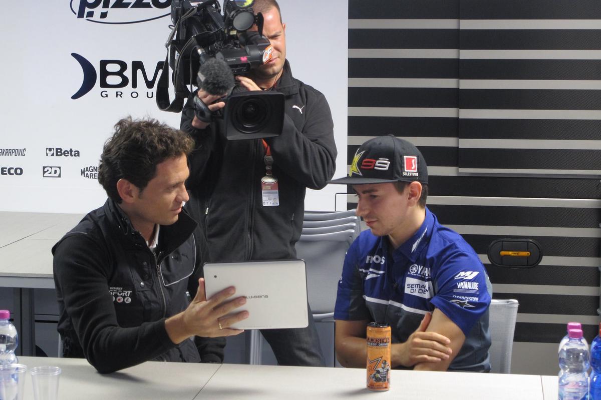 Rocha en una entrevista con el piloto de Moto GP Jorge Lorenzo.