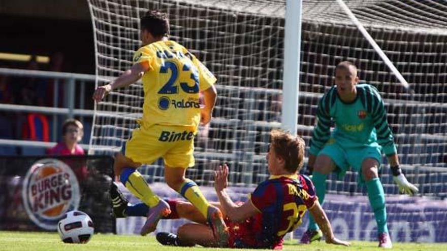 Juan Quero es derribado por Balliu, en la acción que provocaría el penalti que anotaría Viera tras engañar al meta Miño, para elevar al marcador electrónico del Mini Estadi el 3-2.  i LOF