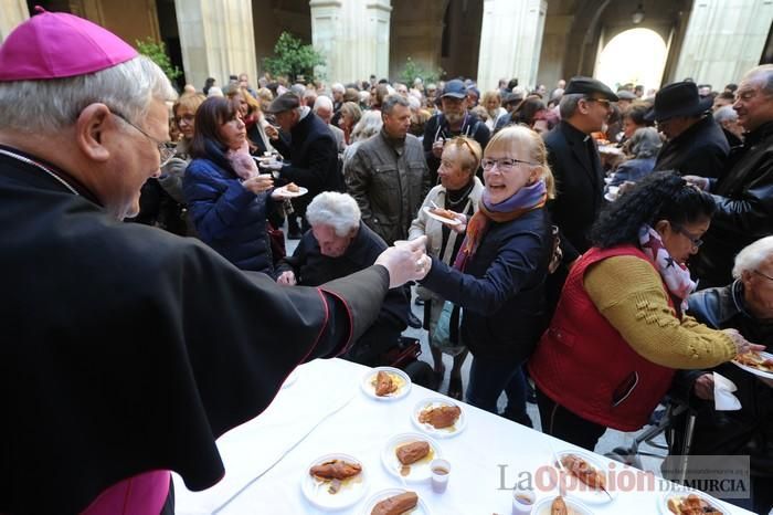 Reparto de boniatos en el Palacio Episcopal por San Fulgencio