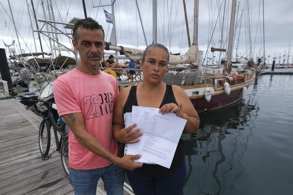 Una familia víctima de estafa vive en un barco abandonado en Las Palmas de Gran Canaria