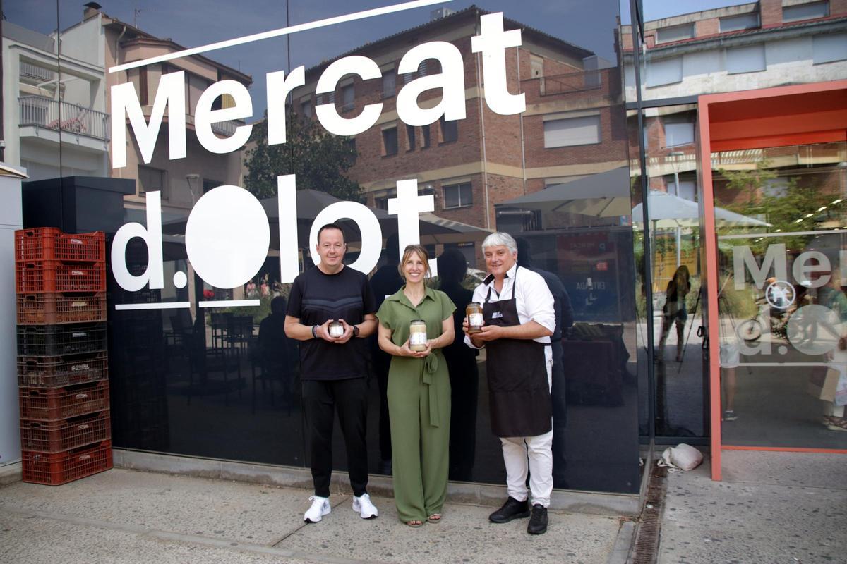 Planagumà, Canalias i Vilarassa amb productes del projecte 'Minva' a la porta del Mercat d'Olot.