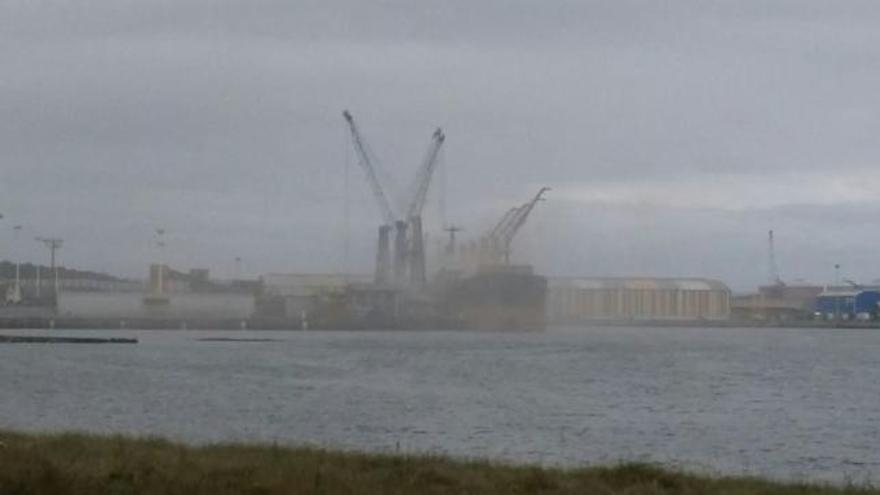 La zona de los muelles de Raíces, esta mañana, envuelta en nubes.