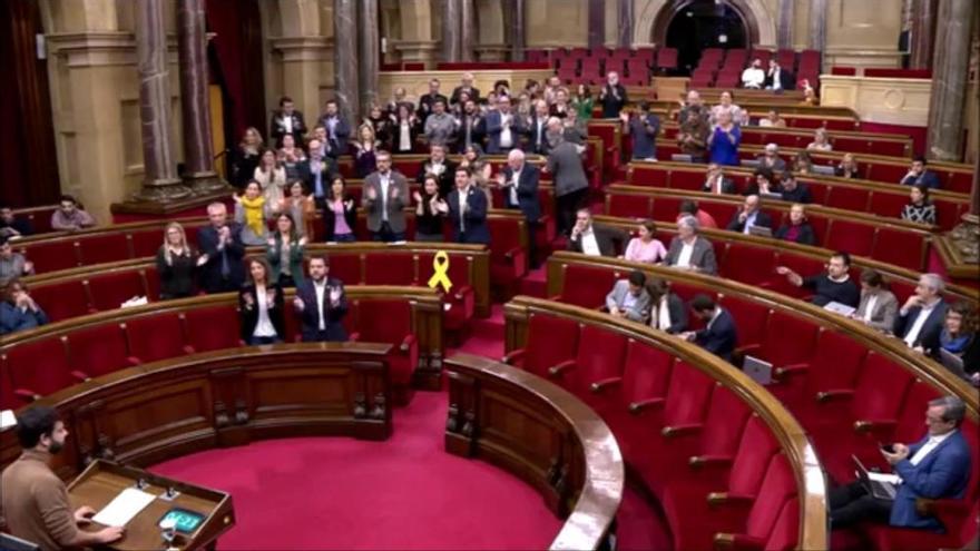 Els diputats independentistes s'aixequen aplaudint i cridant llibertat davant la sentència del TJUE sobre Junqueras