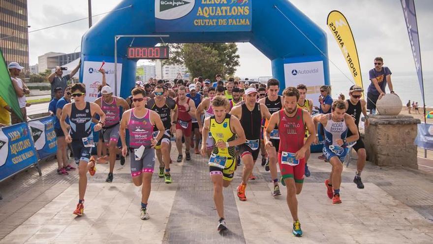 Salida de la categoría senior masculina de la Lliga de Aquatlons.