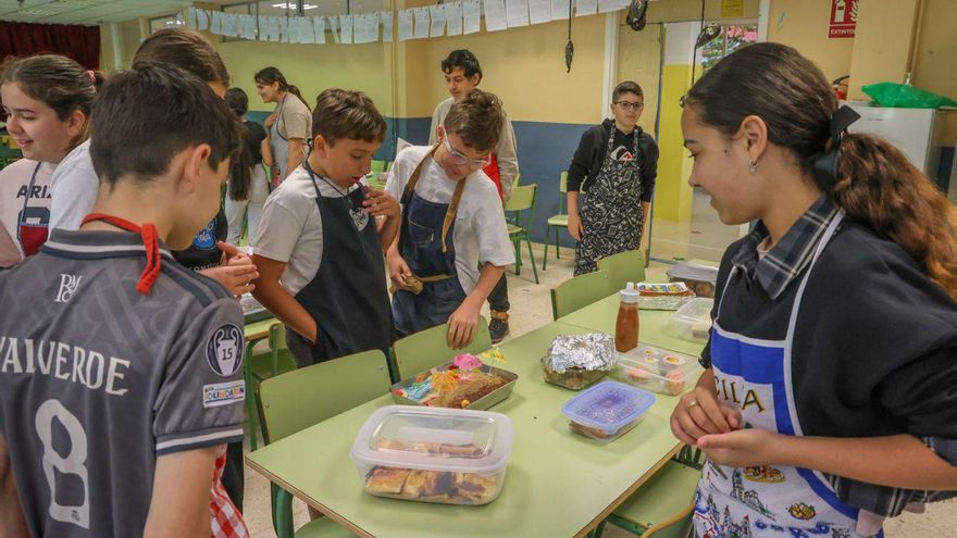 Debido a la falta de autobuses en Rubiáns ven condicionados sus horarios de comedor. | Iñaki Abella