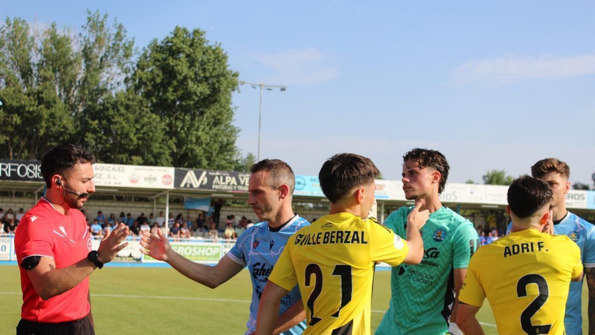 Sergio Gómez, a la izquierda, saludando al árbitro antes de un partido en La Isla.