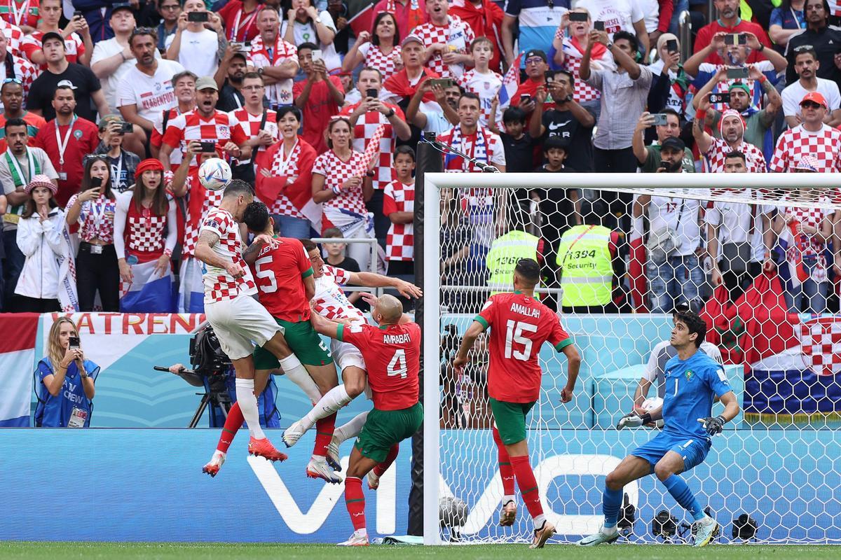 Son un equipo que te entrega el balón. No van a disputar la posesión como estadística. Pero si que la saben utilizar para hacerte daño. Tienen a buenos futbolistas que son rígidos y disciplinados en defensa. Pero no por ello son poco dotados en ataque. Trabajan como un bloque unido y compacto en el que los pases fuera del bloque en posiciones retrasadas del equipo rival son permitidos. Son un equipo que te entrega el balón. No van a disputar la posesión como estadística. Pero si que la saben utilizar para hacerte daño. Tienen a buenos futbolistas que son rígidos y disciplinados en defensa. Pero no por ello son poco dotados en ataque. Trabajan como un bloque unido y compacto en el que los pases fuera del bloque en posiciones retrasadas del equipo rival son permitidos.