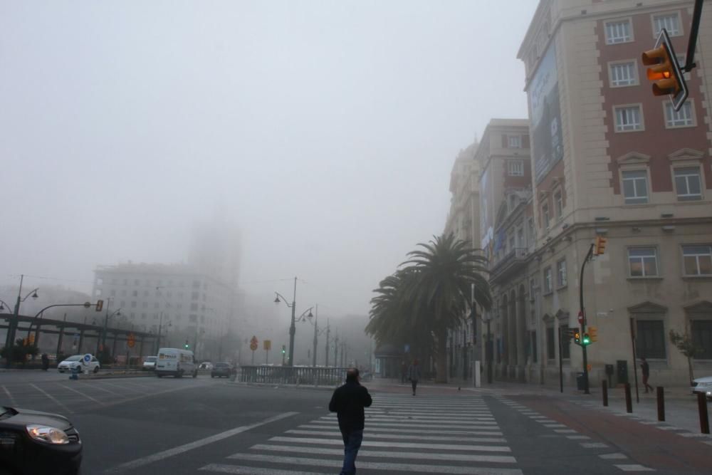 El frío del Mar de Alborán se mezcla con el viento caliente y cubren la capital de un velo gris durante la tarde del martes