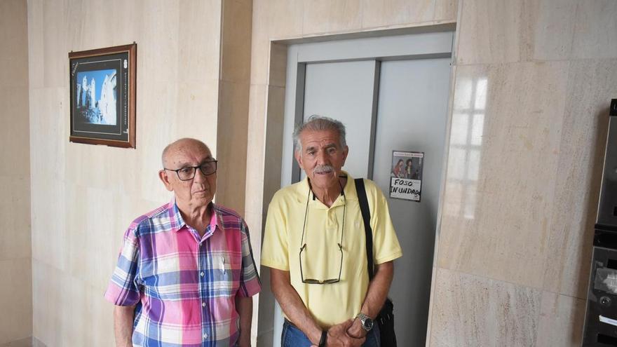 Vídeo | La odisea de una comunidad de octogenarios atrapada en un edificio sin ascensor en Cáceres
