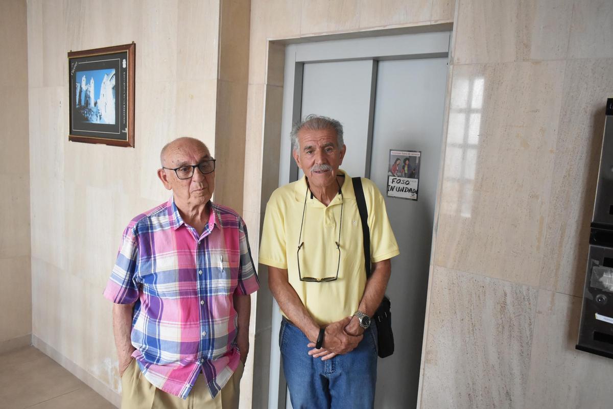 Galería | Vecinos de un edificio de Cáceres reclaman que viven sin ascensor