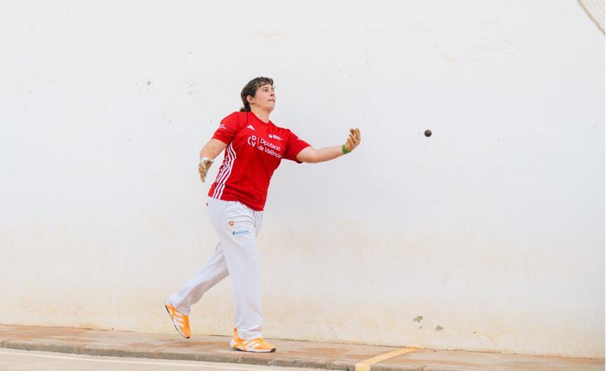 Sara de Godelleta fent el traure en Primera de l'interpobles de galotxa femenina.