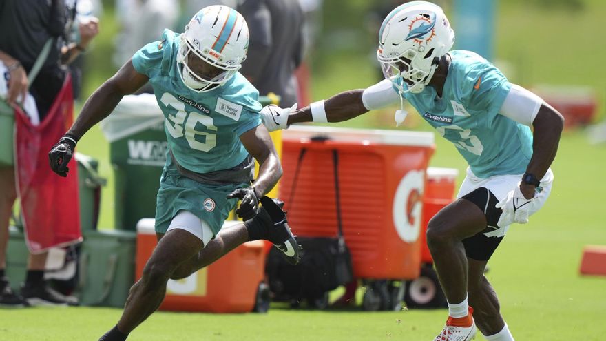 Storm Duch y Artie Barnes, jugadores de los Miami Dolphins, durante un entrenamiento
