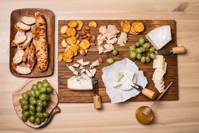 Selección de quesos sobre tabla de madera rústica