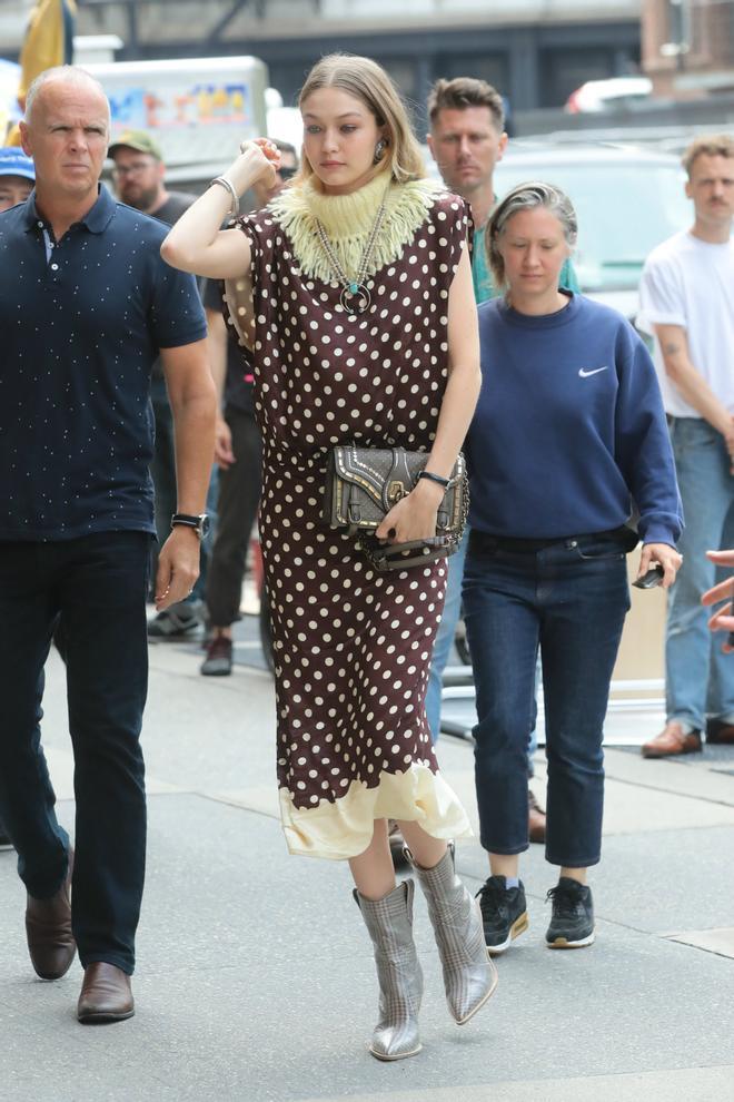 Gigi Hadid con vestido de lunares por Nueva York