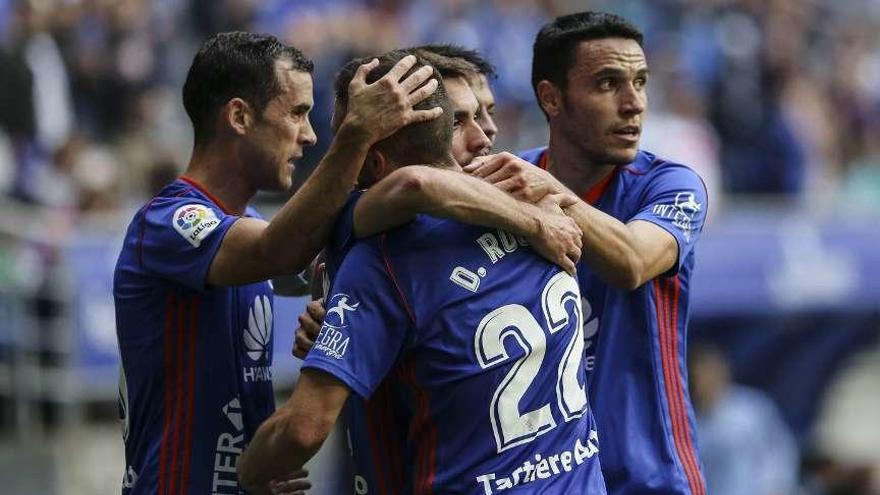 Rocha, de espaldas, abraza a Diegui en el primer gol del Oviedo, con Linares y Folch.