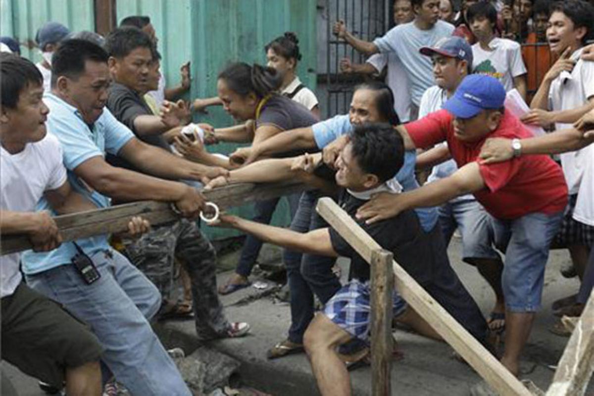 Els residents dels suburbis de Mandaluyong, a Manila (Filipines), s’enfronten amb les autoritats locals per protegir les seves vivendes, que són reclamades pel propietari.