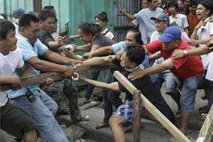 Els residents dels suburbis de Mandaluyong, a Manila (Filipines), s’enfronten amb les autoritats locals per protegir les seves vivendes, que són reclamades pel propietari.