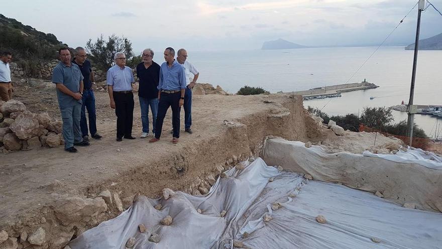 César Sánchez visita el nuevo edificio descubierto en la Pobla Medieval d´Ifac