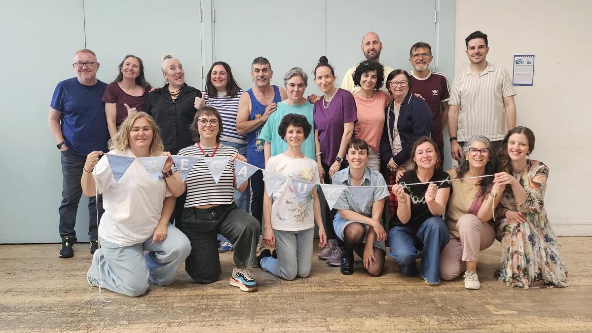 Asistentes al obradoiro de REGA con Xisco Feijóo en medio (azul eléctrico, camiseta de asas).