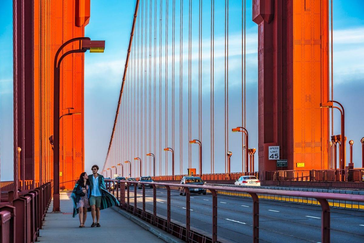 Pareja en el Golden Gate de San Francisco