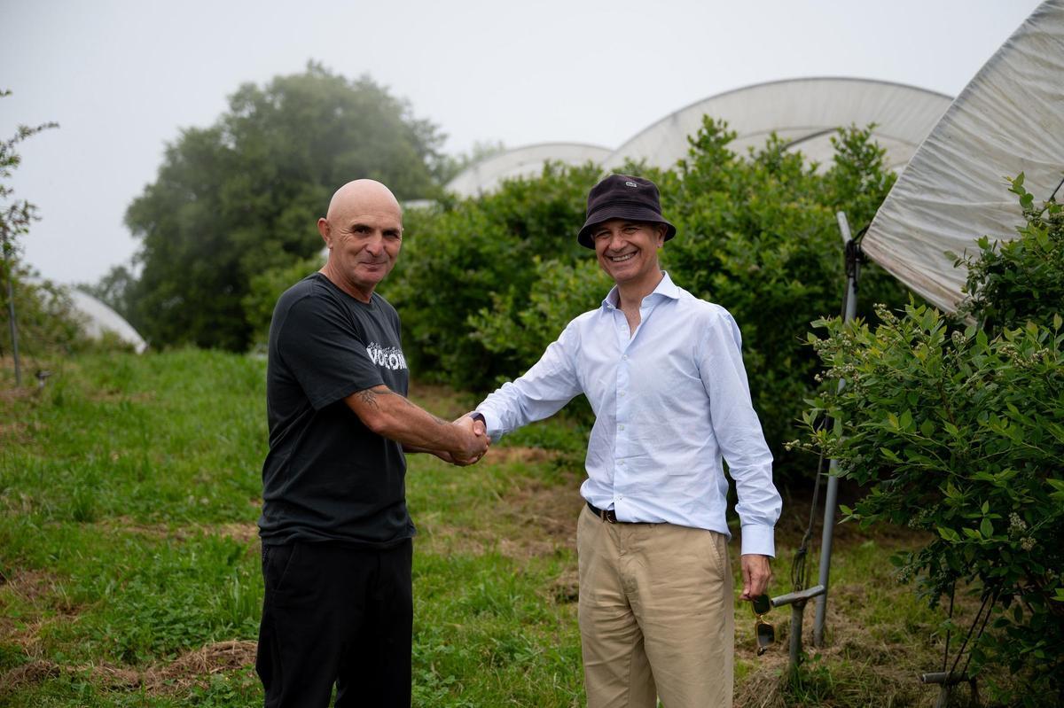 Por la izquierda, José Antonio García, emprendedor de Arándanos La Peña, junto a Antonio Ferrero, director de Zona de BBVA en Asturias. / bbva