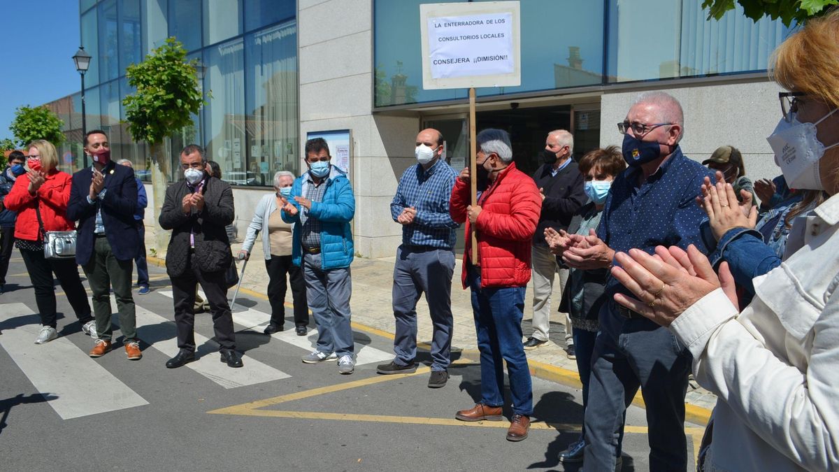 Concentración en defensa de la sanidad pública en Benavente. / E. P.