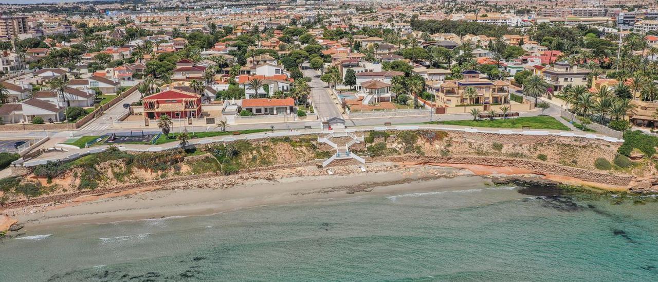 Imagen aérea del litoral urbanizado de Orihuela Costa.  | TONY SEVILLA