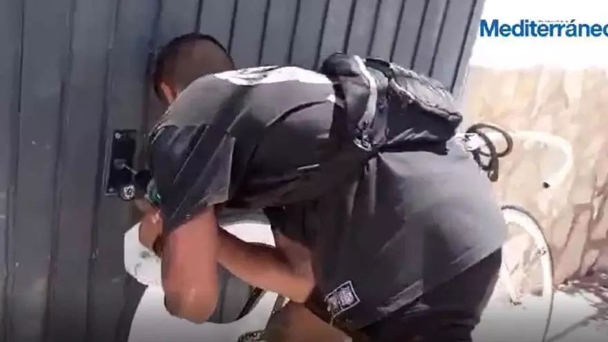 Vídeo: Pillan 'in fraganti' a un supuesto ‘okupa’ forzando una vivienda en Castelló
