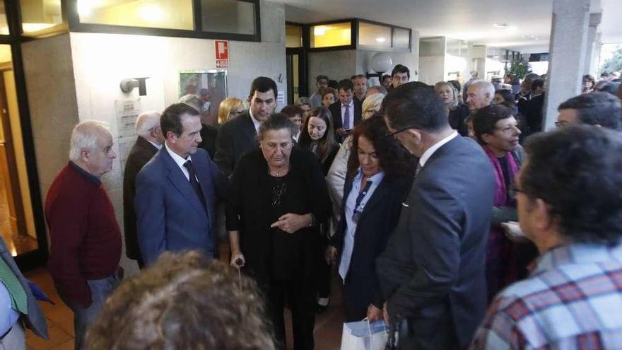 Caballero junto a la esposa y el hijo de Alberto Castromil (c.), en el velatorio. // R. Grobas