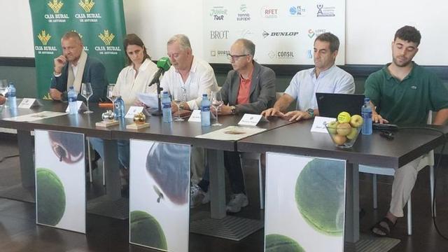 Un momento de la presentación, ayer, en el Club de Tenis de Avilés, de la Apple Bowl.