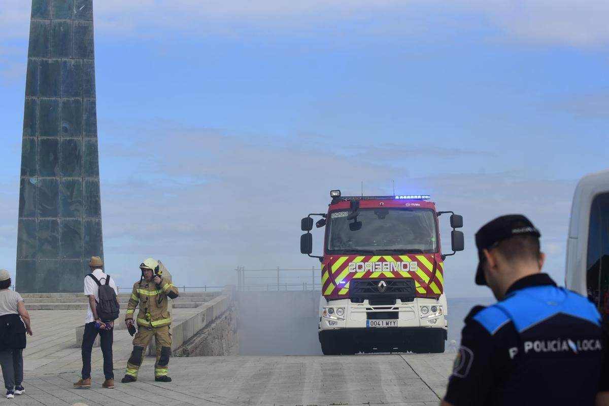 Incendio en los bajos del Obelisco Millenium, en A Coruña