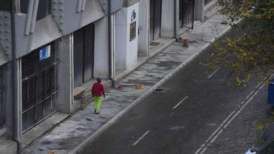 Nueva acera de la calle Manuel Murguía que bordea el estadio, aún en fase de construcción.