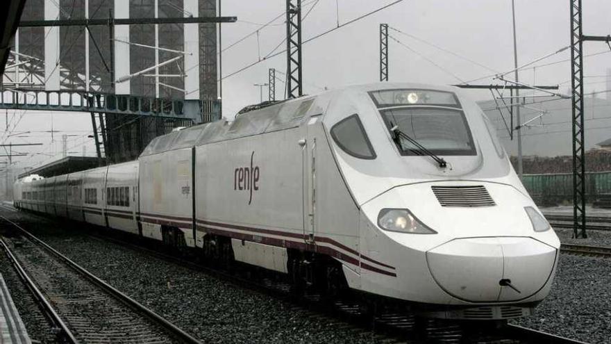 Un tren híbrido Alvia a su paso por Santiago de Compostela con destino a Madrid.