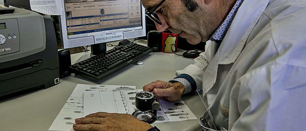 Policía Científica examina pruebas, en imagen de archivo.