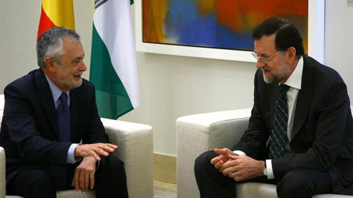 El presidente andaluz, José Antonio Griñán (izquierda), y el presidente del Gobierno, Mariano Rajoy, este lunes, en el palacio de la Moncloa. AGUSTÍN CATALÁN