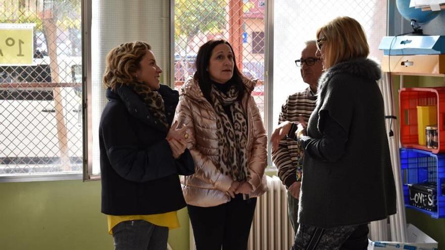 La consejera visitó ayer el colegio Marino Aroca de Murcia.