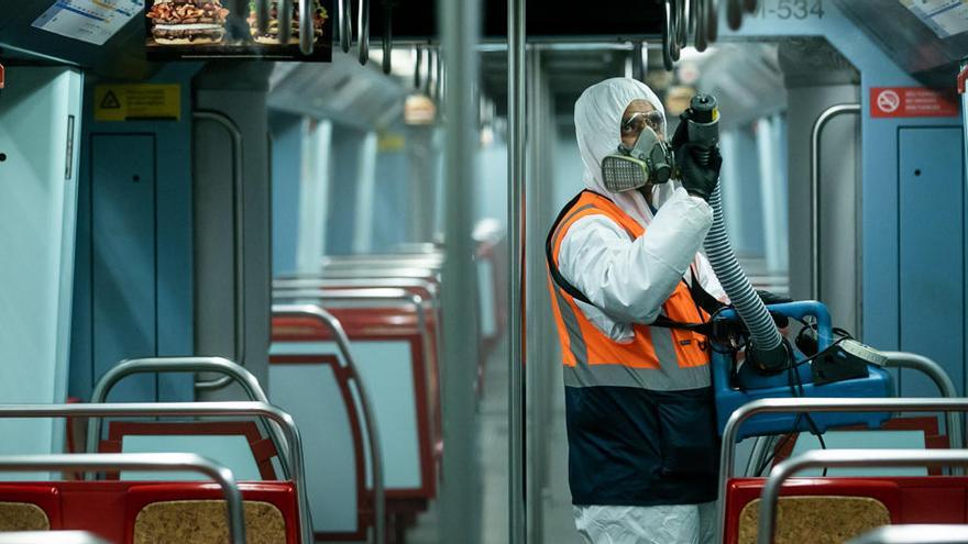 Un empleado con equipo de protección lleva a cabo una desinfección del metro para frenar la propagación del coronavirus en Lisboa.