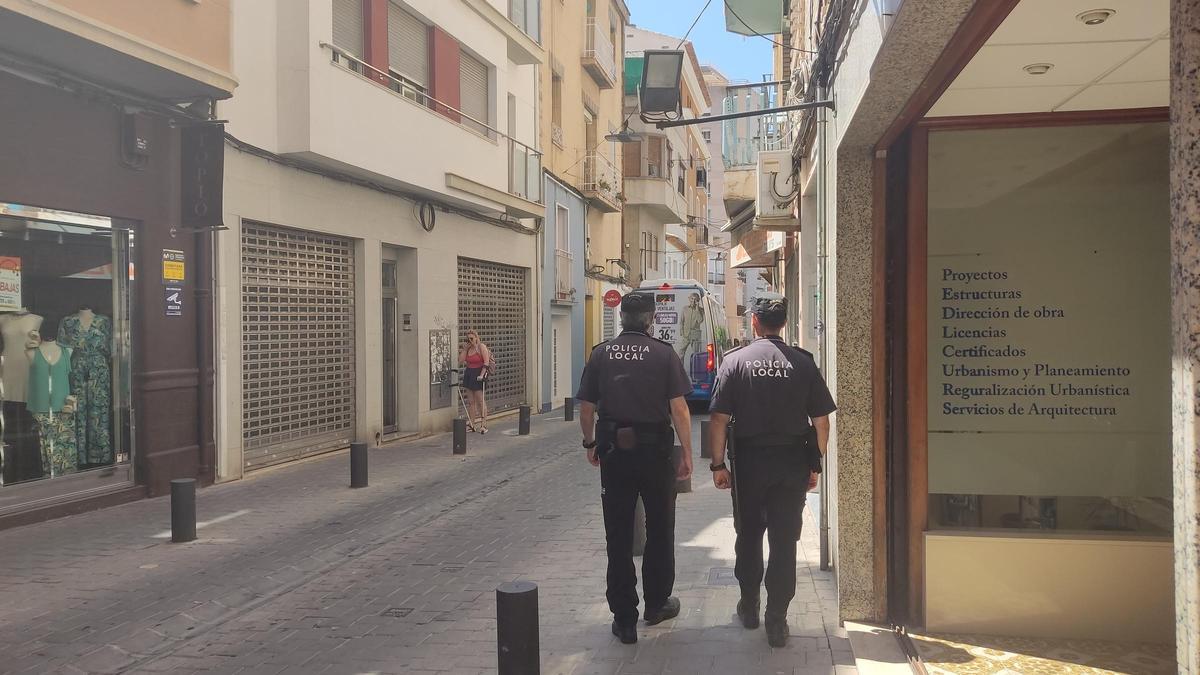 Dos agentes de la Policía Local en La Vila Joiosa.