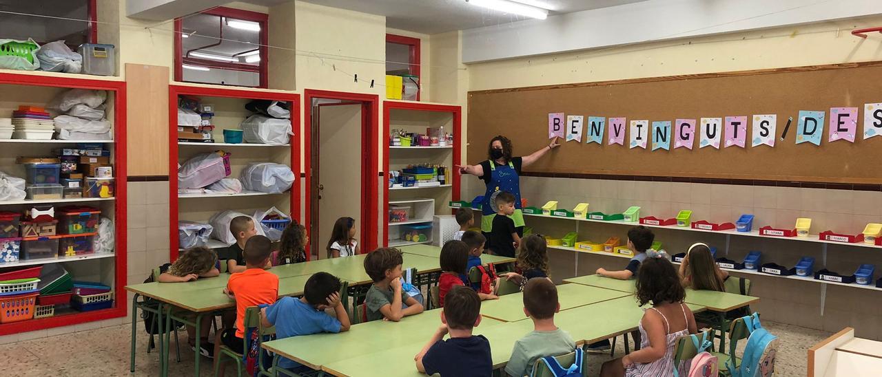 La bienvenida a los alumnos en el colegio público Santa Catalina de Pinoso.