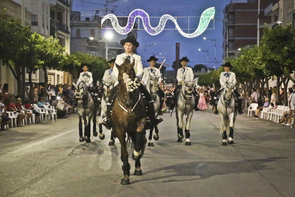 Las cuatro comparsas del bando de la cruz protagonizan un espectacular desfile por las calles del municipio