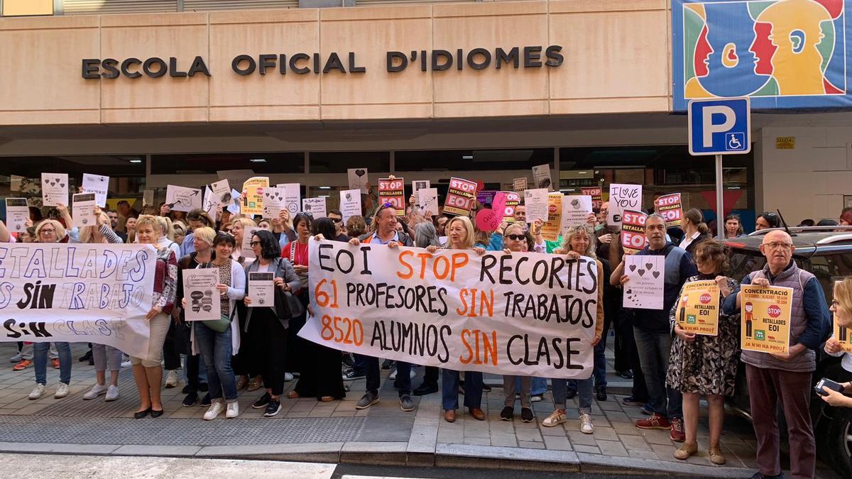 La Escuela de Idiomas de Alicante protesta por los recortes de clases presenciales el próximo curso