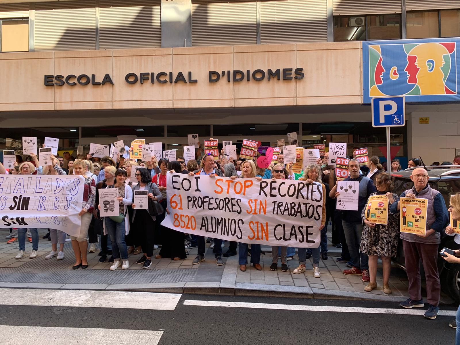 La Escuela de Idiomas de Alicante protesta por los recortes de clases presenciales el próximo curso