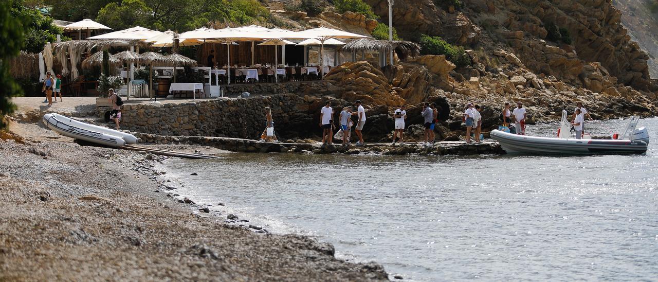 La terraza del restaurante Es Xarcu, en zona de dominio público-marítimo terrestre, queda fuera de la orden de derribo.