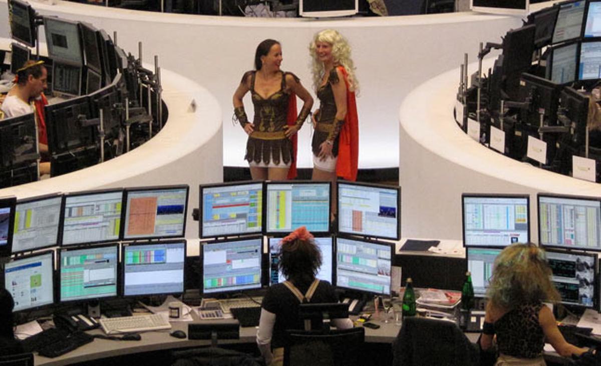 Treballadors de la borsa de Frankfurt vestits amb disfresses de carnaval. Treballadors de la borsa de Frankfurt vestits amb disfresses de carnaval.