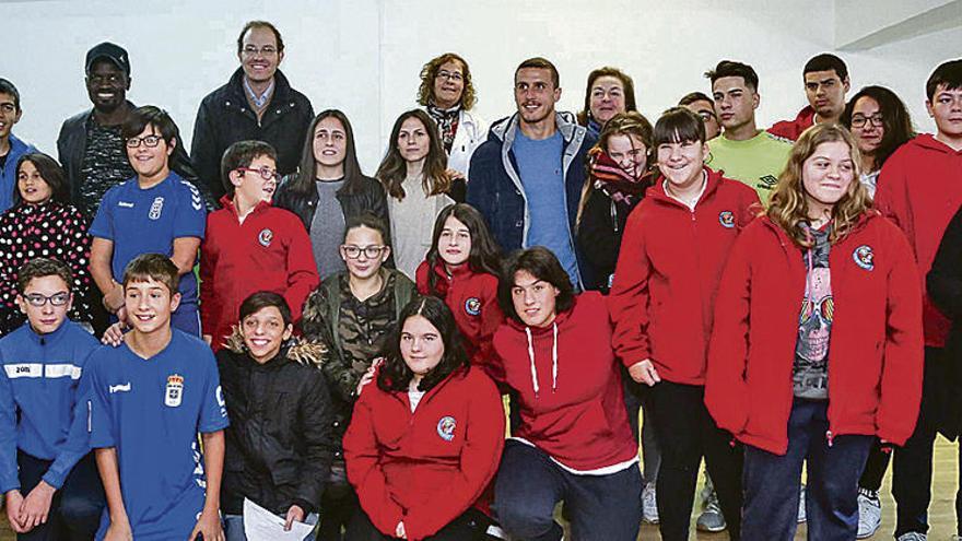 Mariga y Christian Fernández, con los alumnos y las futbolistas del Real Oviedo femenino.