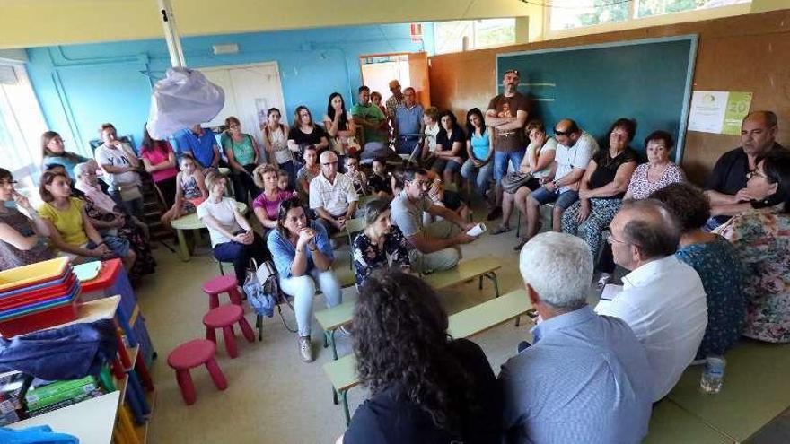 Reunión con padres celebrada en el aula unitaria de San Mateo el pasado agosto. // D.P.