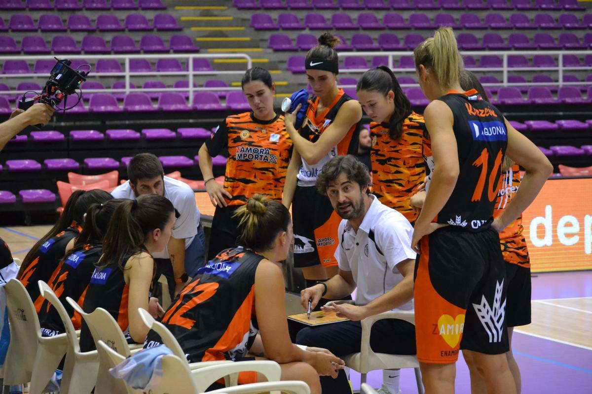 El técnico del Recoletas Zamora da instrucciones a sus jugadoras durante un tiempo muerto ante Perfumerías Avenida en Valladolid.