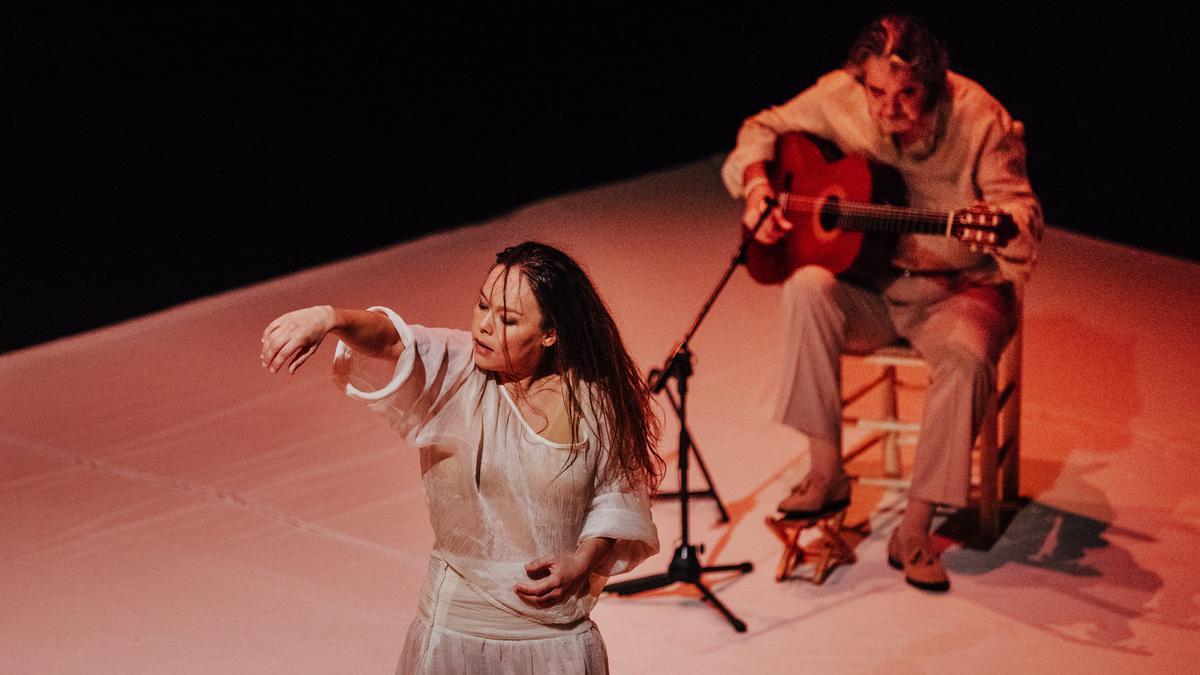 Pla obert de la bailaora Rocío Molina amb el guitarrista Rafael Riqueni en un moment de l&#039;actuació &#039;Inicio (Uno)&#039; en una imatge promocional de l&#039;espectacle